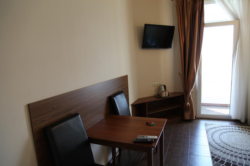 Genuez Hotel Odesa Room photo